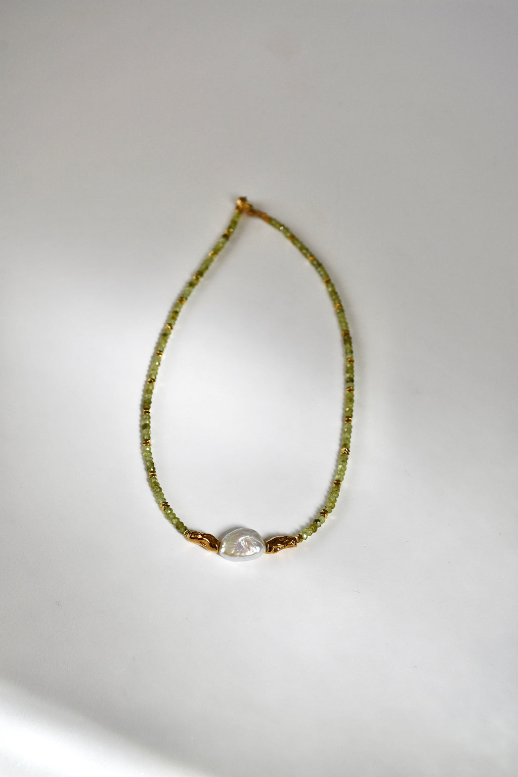 Collier perle d’eau douce & péridot – Sérénité et ancrage