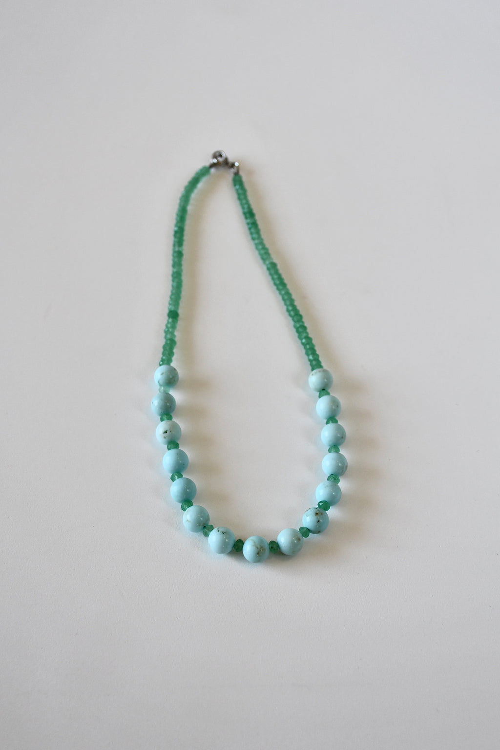 Collana Amazzonite & Howlite — La pace come fondamento