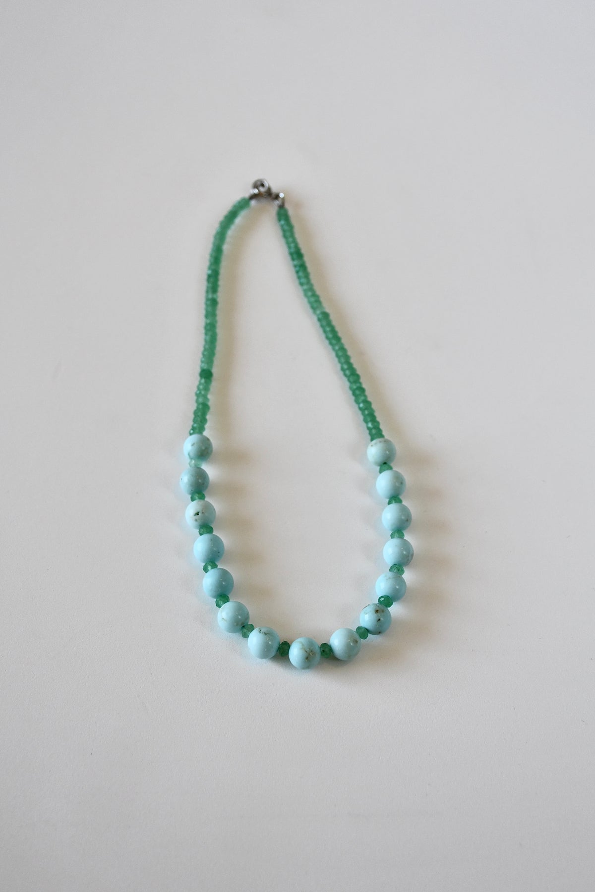 Collana Amazzonite & Howlite — La pace come fondamento