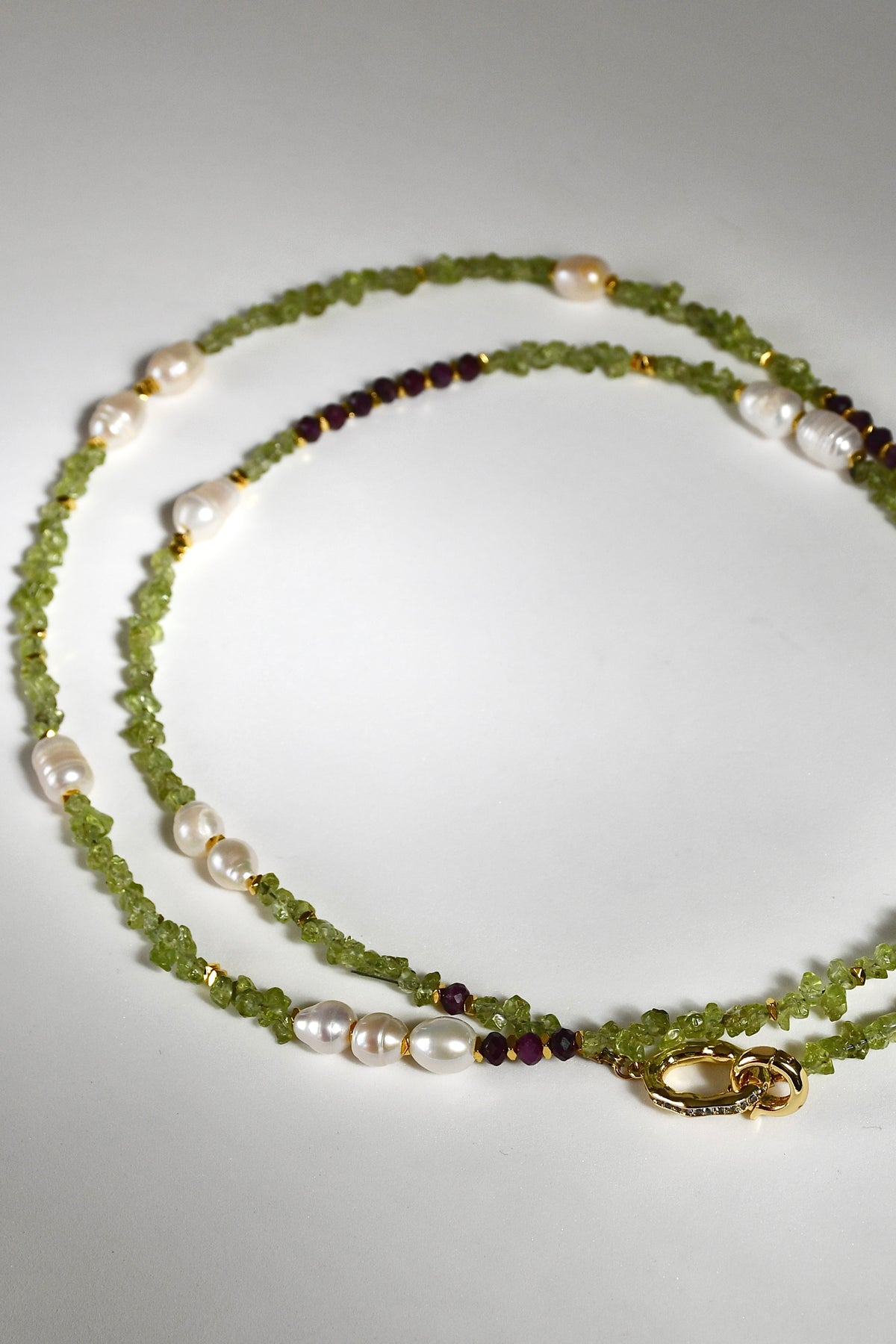 Collier long à double tours Péridot & Perles d’eau douce