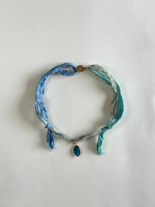 Collier Apatite sur ruban de soie — L’Éveil de la Volonté