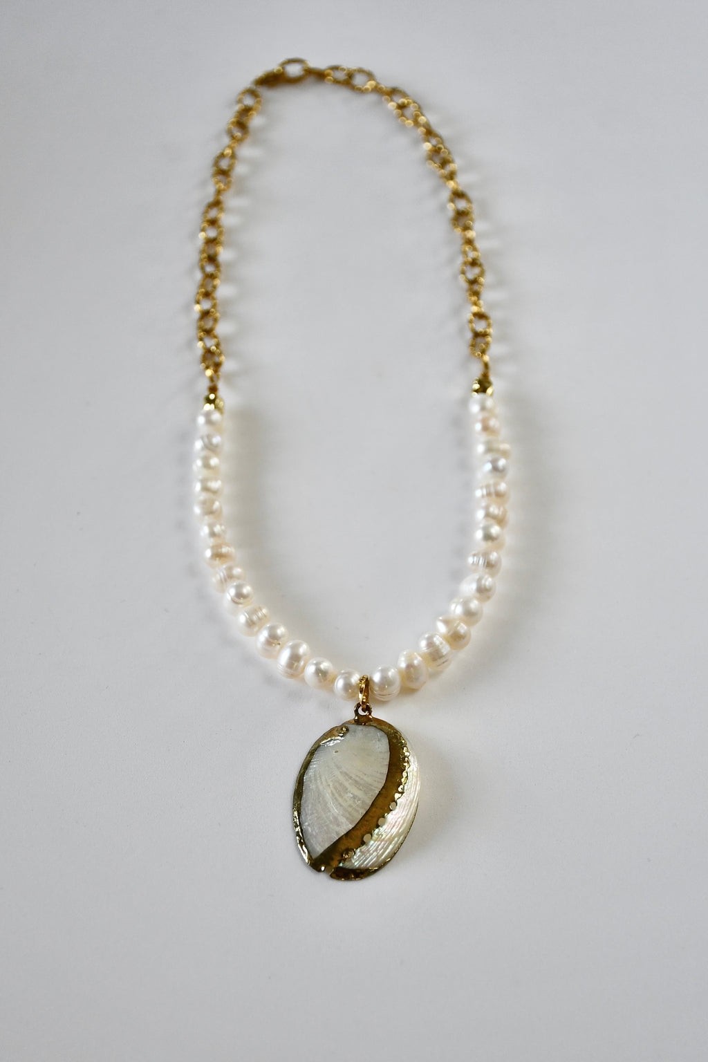 #41 Collana di perle d'acqua dolce e conchiglia