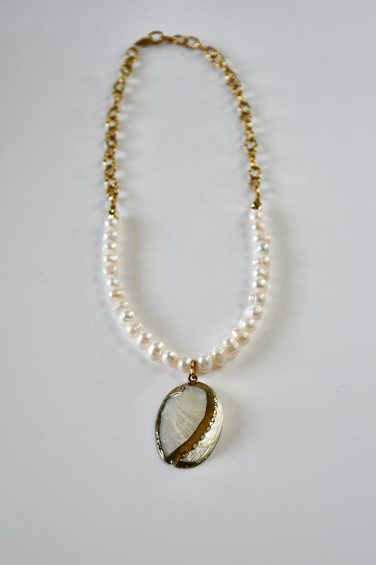 Collier de perles d’eau douce et coquillage