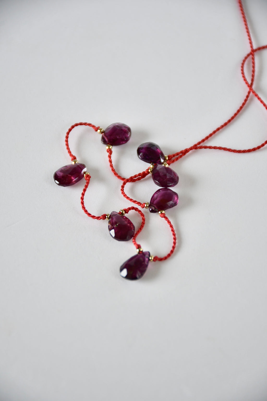 Collier Grenat sur soie