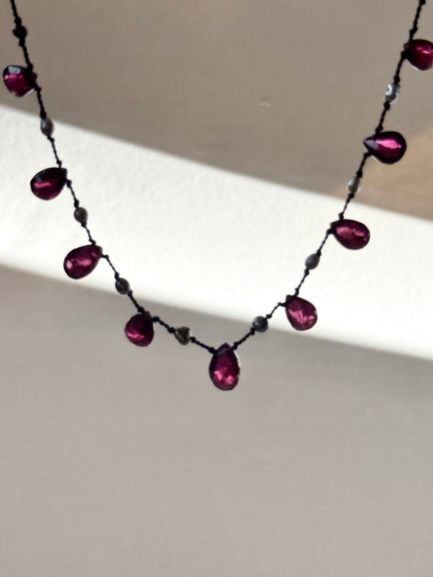Collier Keishi & Grenat sur soie