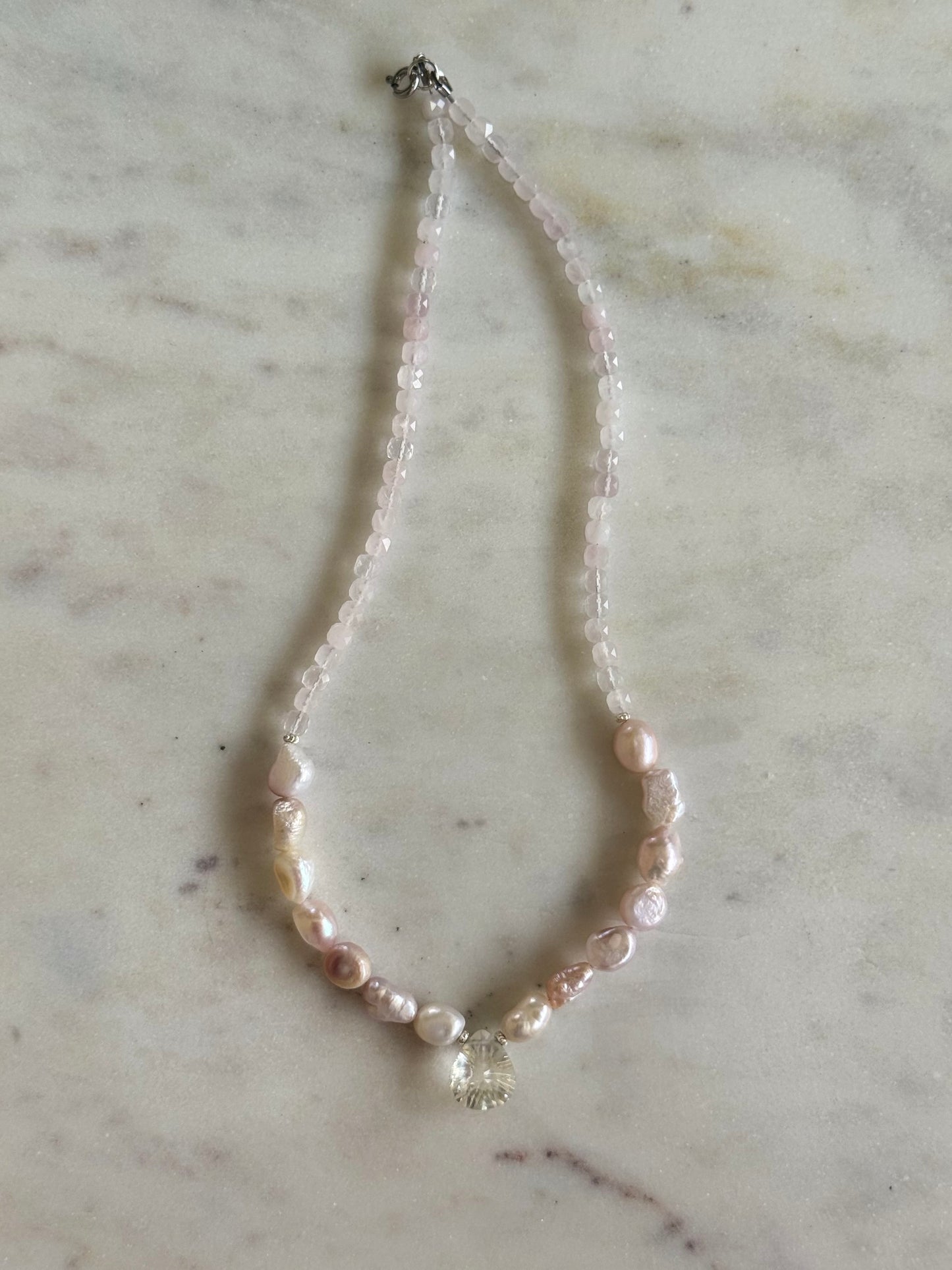 Collier Quartz Rose, Cristal de Roche & Perle d’eau douce — La lumière du cœur