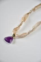 Amethyst-Halskette auf Seidenband – Die violette Krone