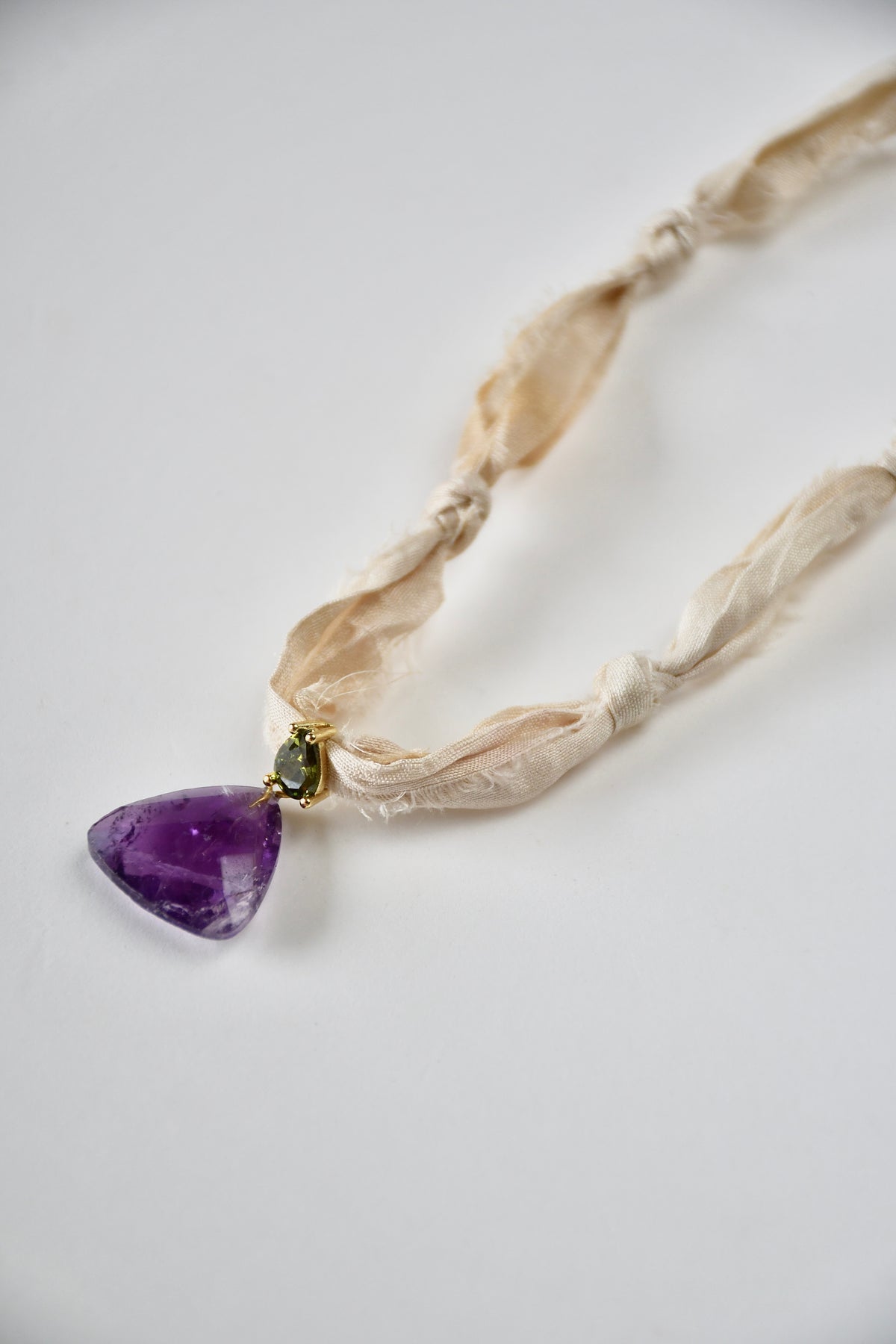 Amethyst-Halskette auf Seidenband – Die violette Krone