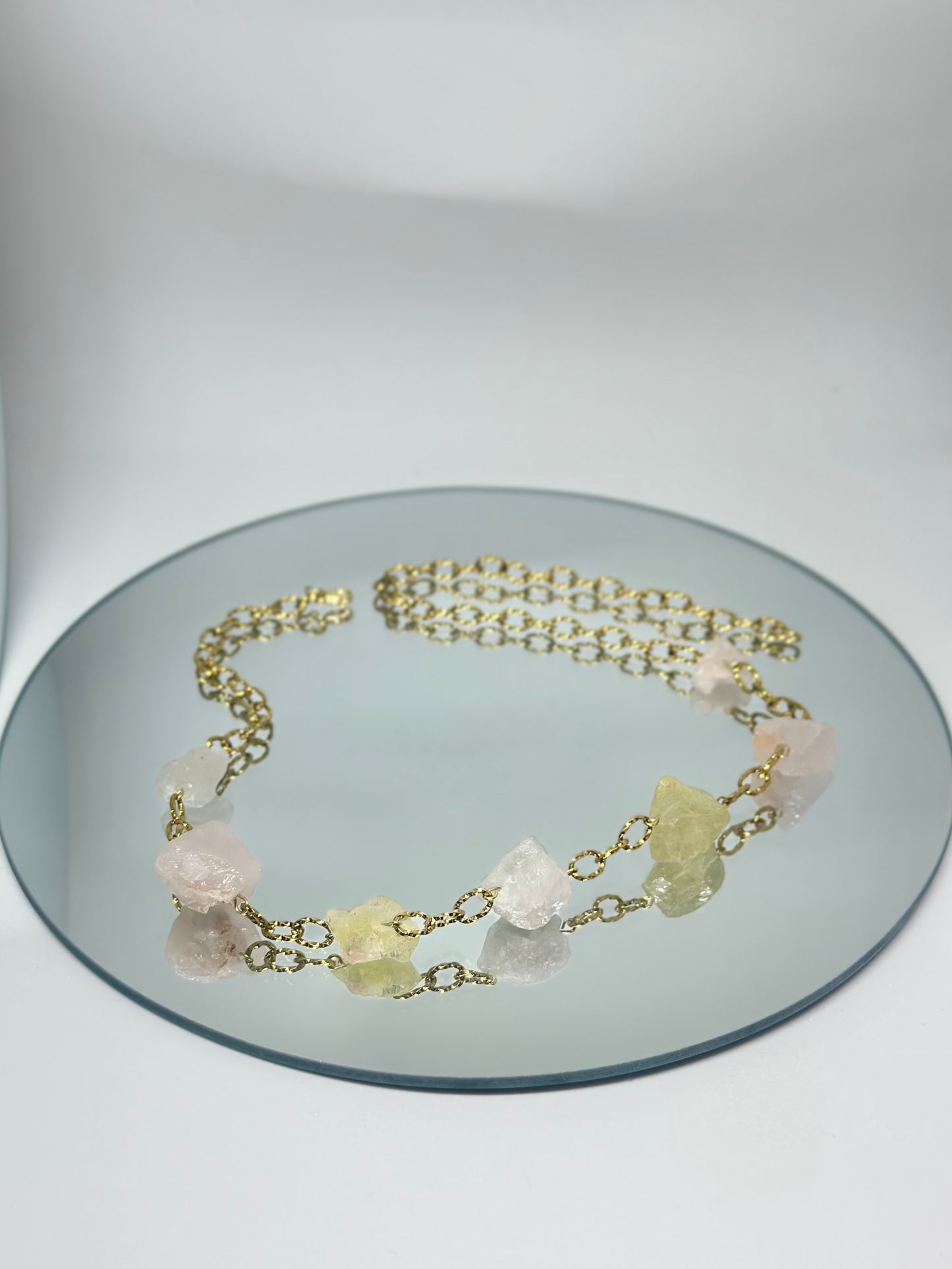 Collier de Quartz Brut – Pureté et énergie universelle
Clarté intérieure – Amplification énergétique – Équilibre