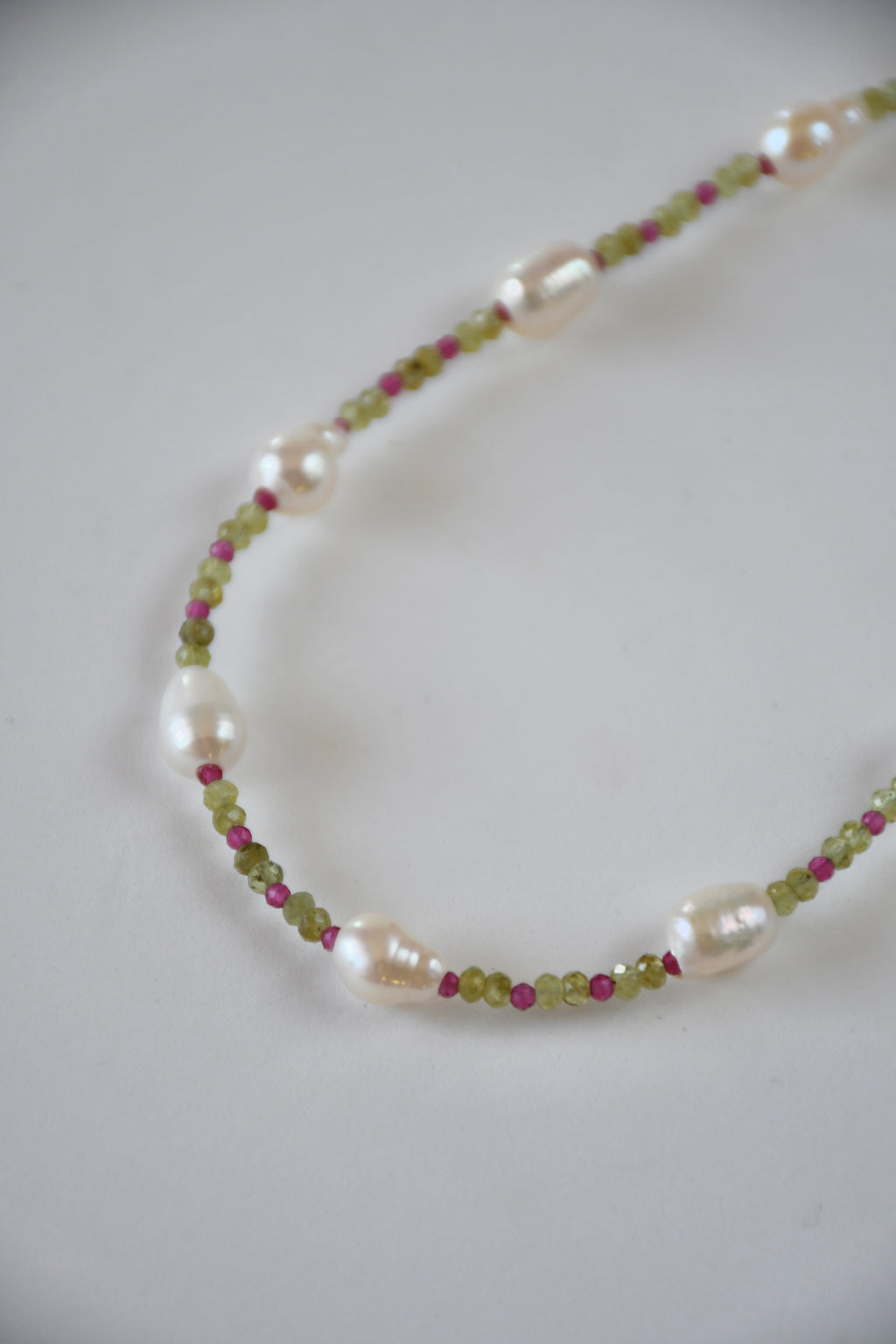 Colliers Perles d’eau douce, Péridot, grenat vert & Quartz