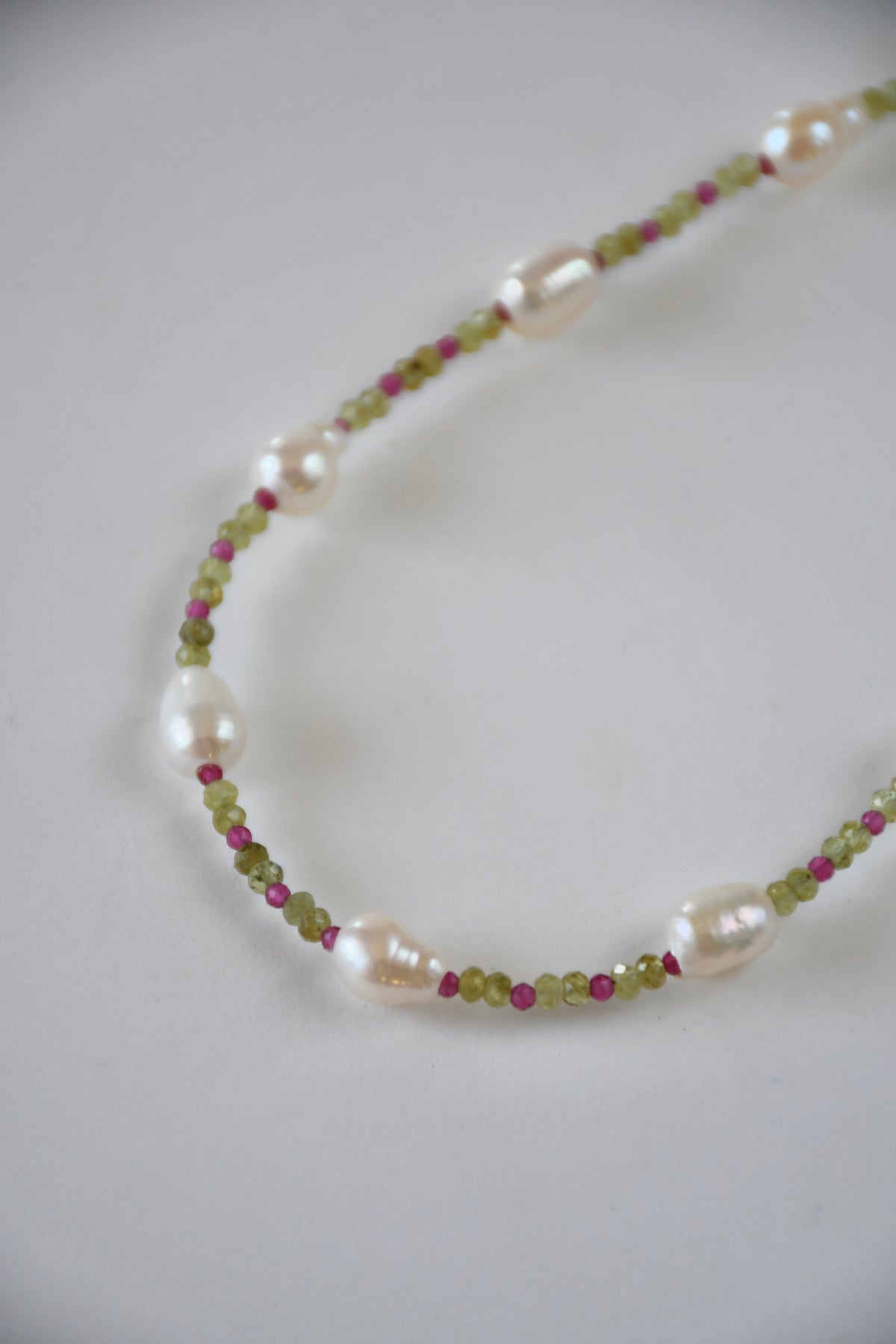 Colliers Perles d’eau douce, Péridot, grenat vert & Quartz