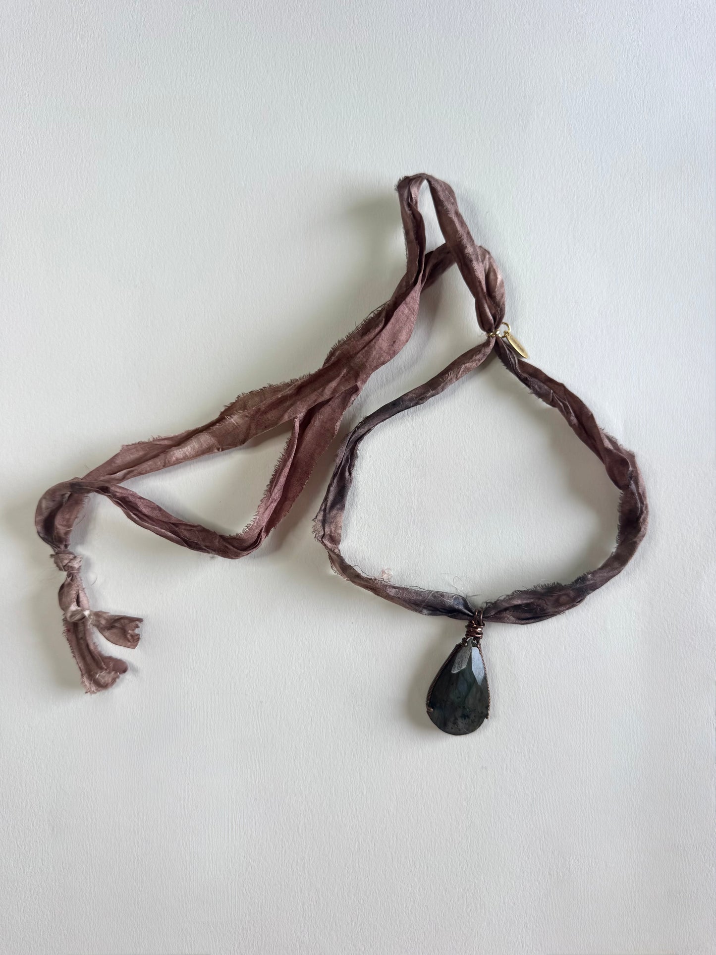 Collier Labradorite sertie Cuivre sur ruban de soie — Le Voile de Mystère