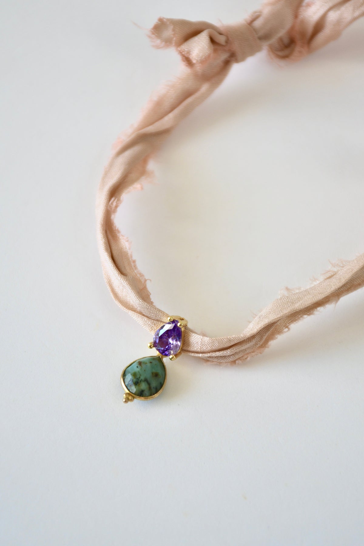 Collier Turquoise africaine sur ruban de soie — Le Bouclier de Vérité