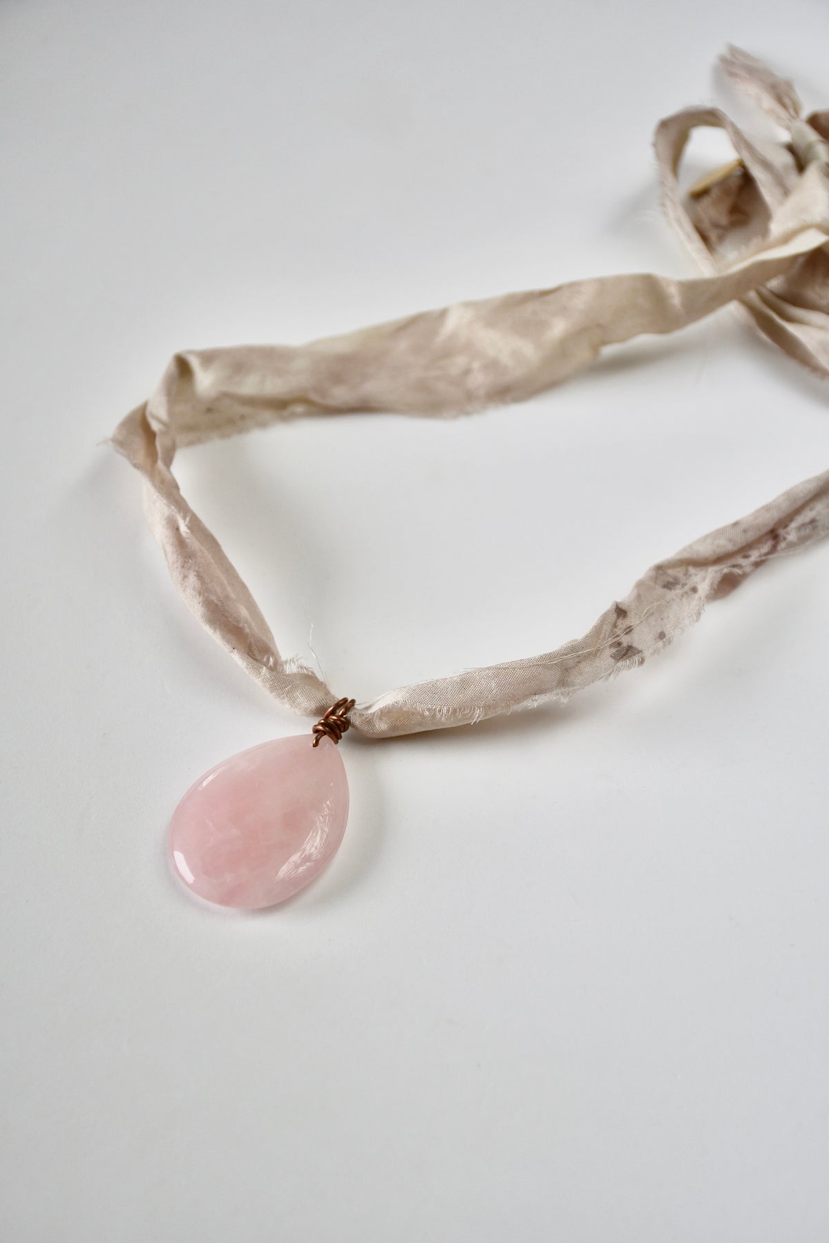 Collier Quartz rose sur cuivre et ruban de soie — La Douceur Retrouvée