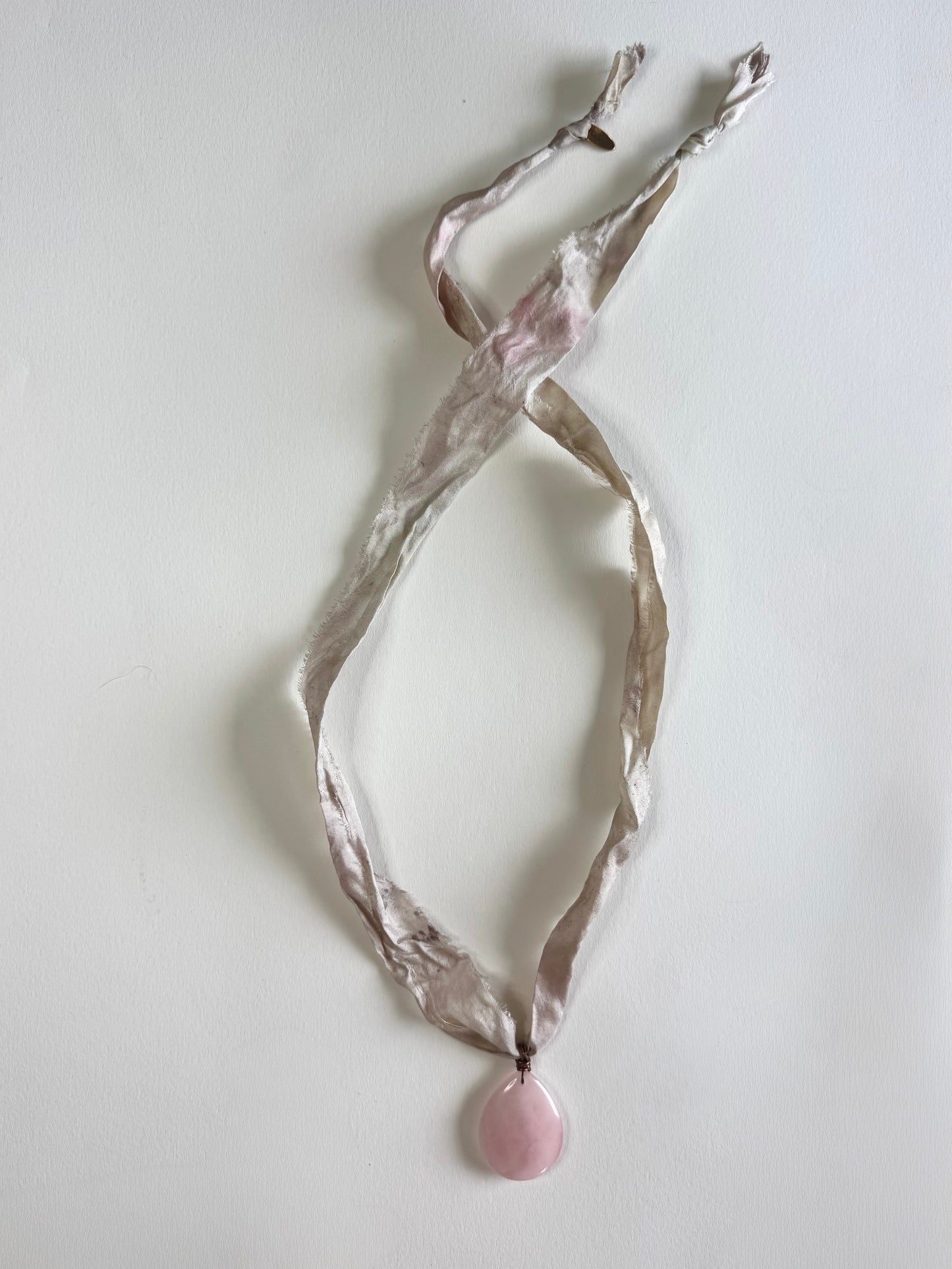 Collier Quartz rose sur cuivre et ruban de soie — La Douceur Retrouvée