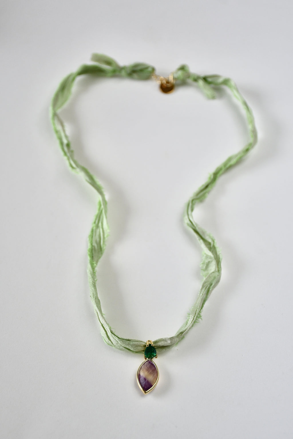 Collier Fluorite sur ruban de soie — L’arc-en-ciel minéral