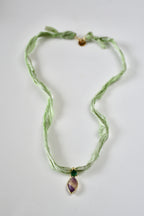 Collier Fluorite sur ruban de soie — L’arc-en-ciel minéral