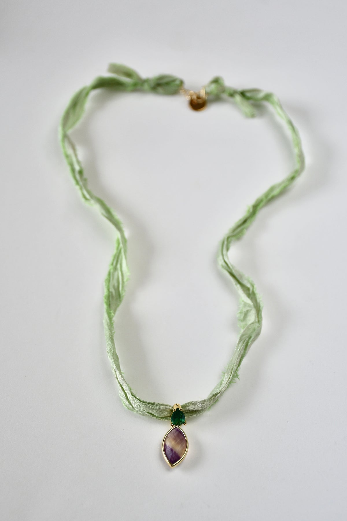 Collier Fluorite sur ruban de soie — L’arc-en-ciel minéral