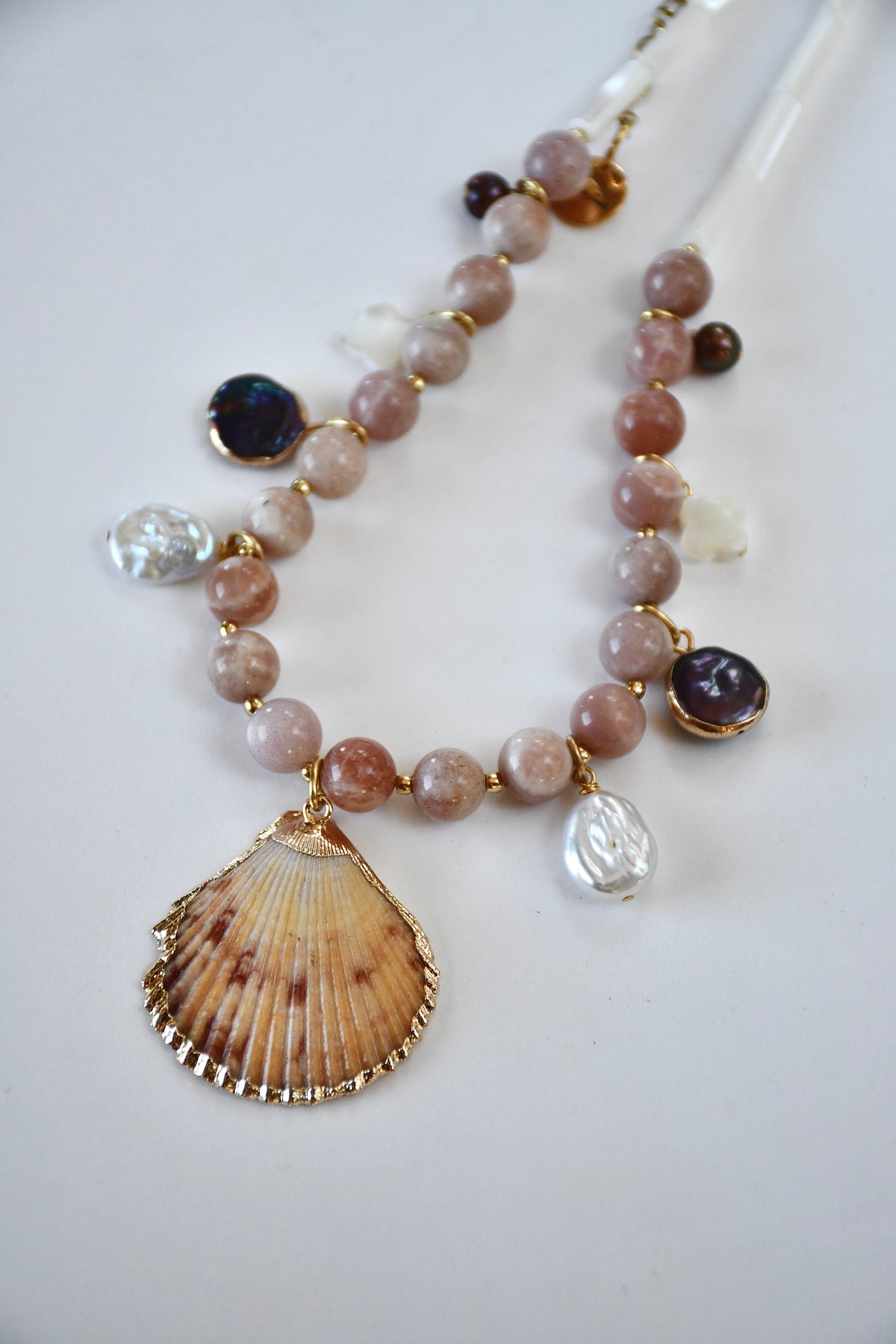 Collier Charms Pierre de soleil & Nacre — L’éclat de la mer et de la lumière