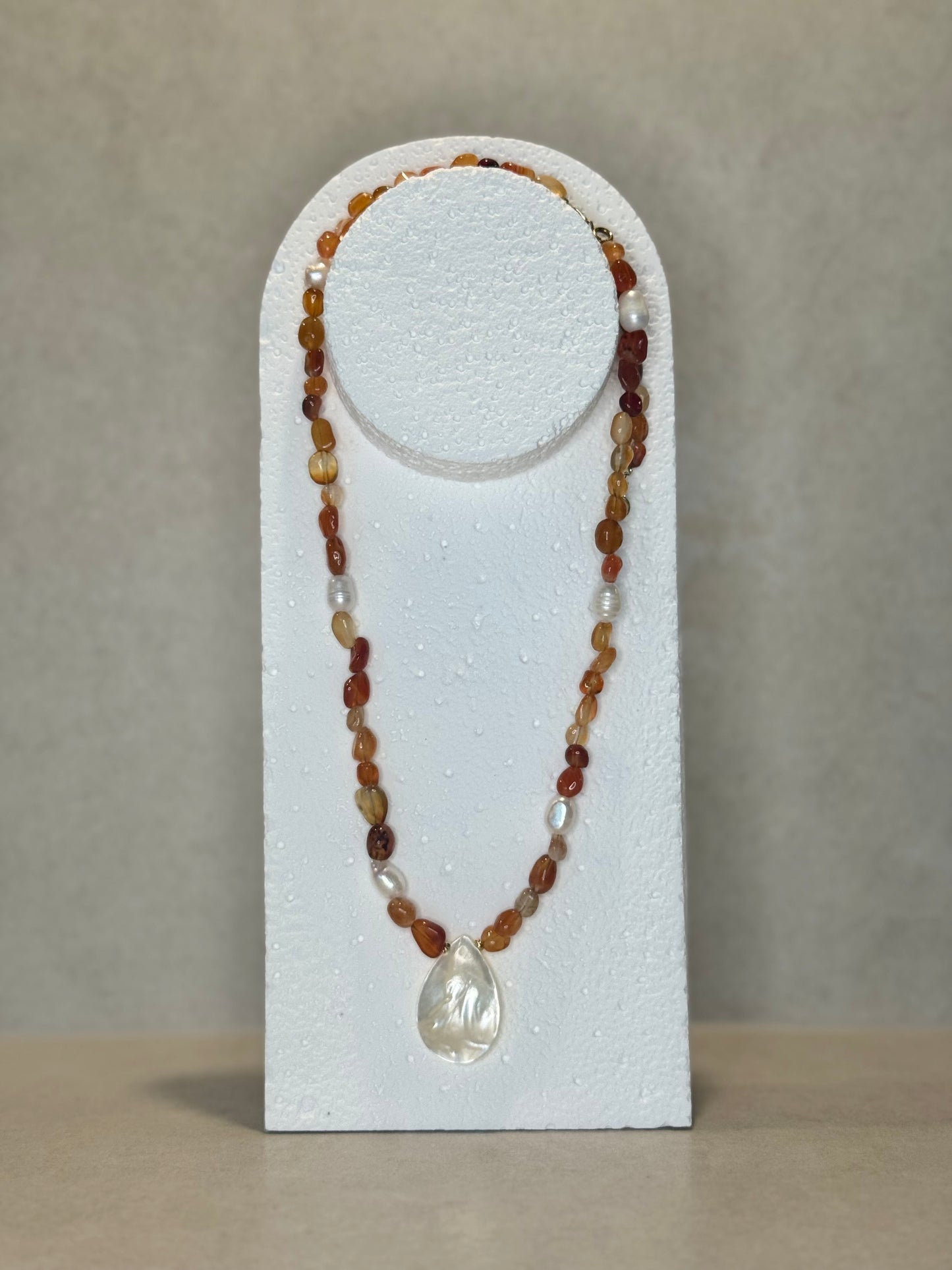 Collier Cornaline & Coquillage nacre — Le feu doux de l’élan retrouvé