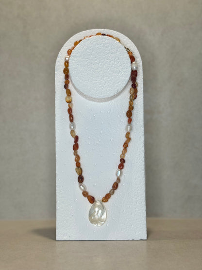 Collier Cornaline & Coquillage nacre — Le feu doux de l’élan retrouvé