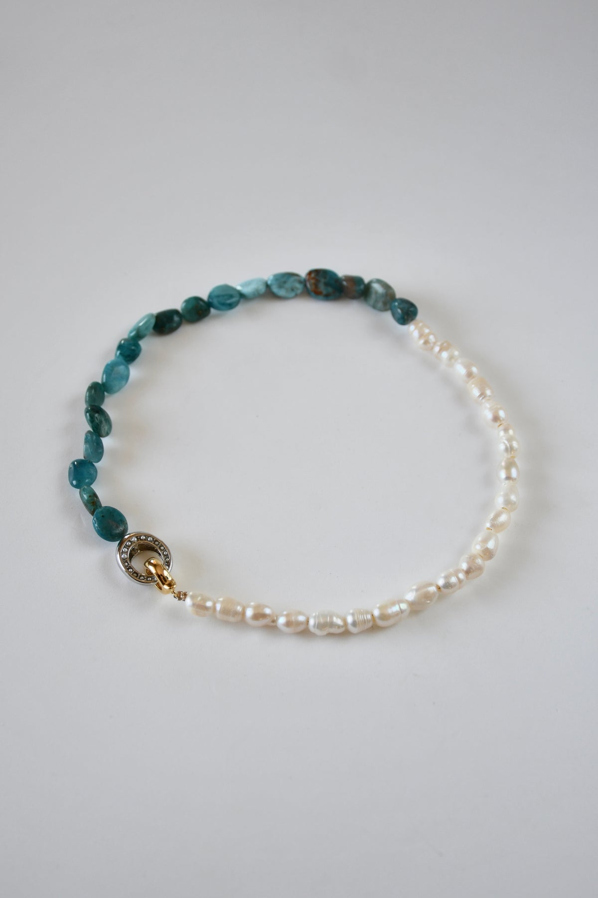 Collier Apatite & Perles d’eau douce — Clarté intérieure et expression alignée