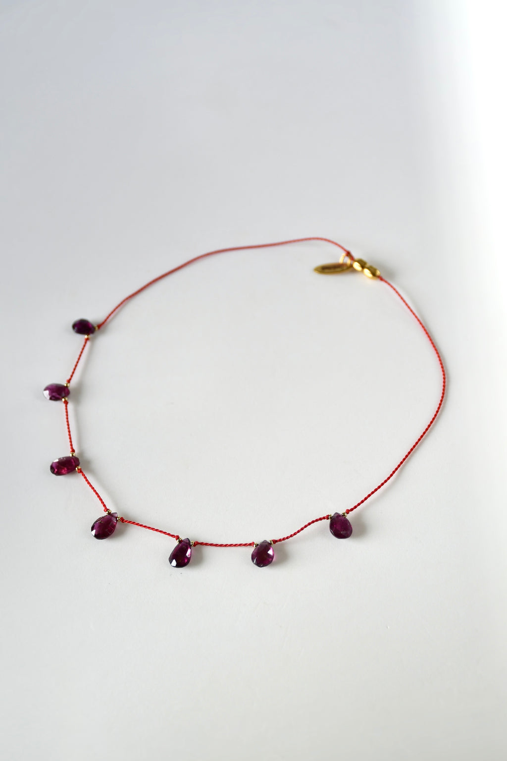 Collier Grenat sur soie