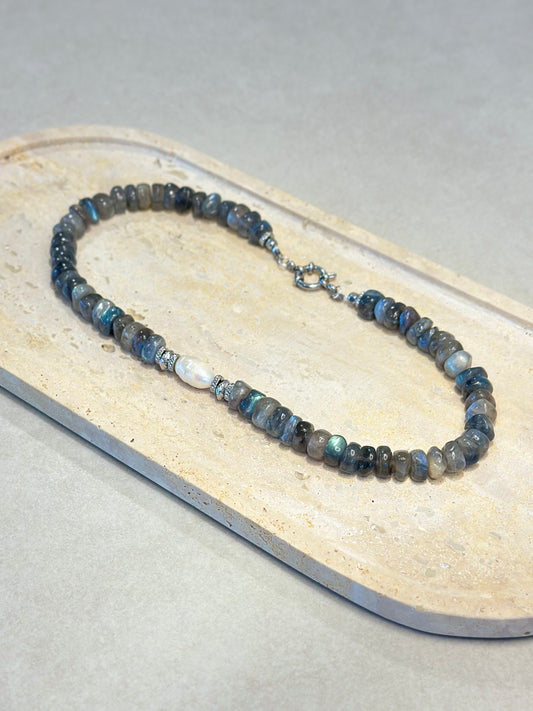 Collier perle d’eau douce & Labradorite – Voile de lumière et protection subtile