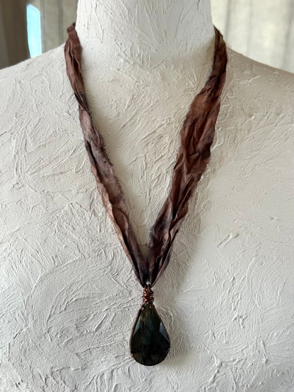 Collier Labradorite sertie Cuivre sur ruban de soie — Le Voile de Mystère