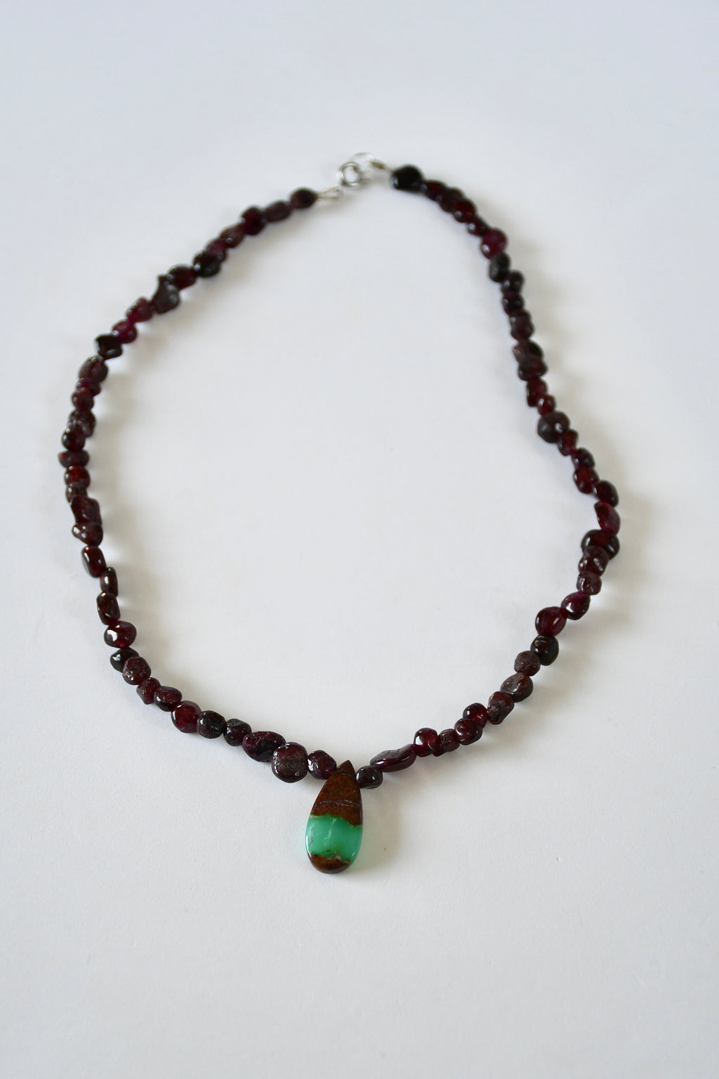 Collier Chrysoprase & Grenat — La renaissance par le cœur vivant