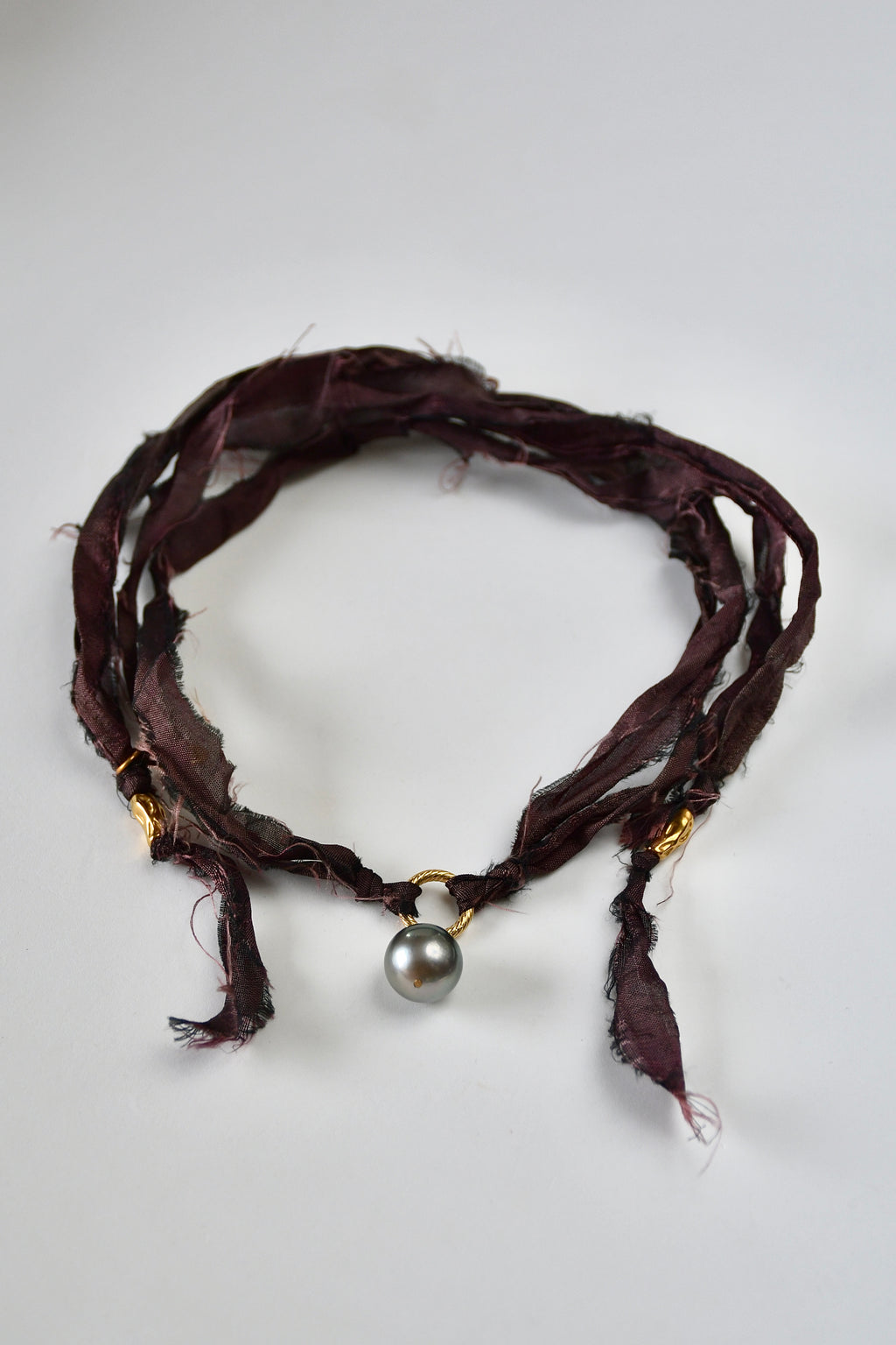Collier perle de Tahiti sur ruban de soie — Le Mystère des Profondeurs