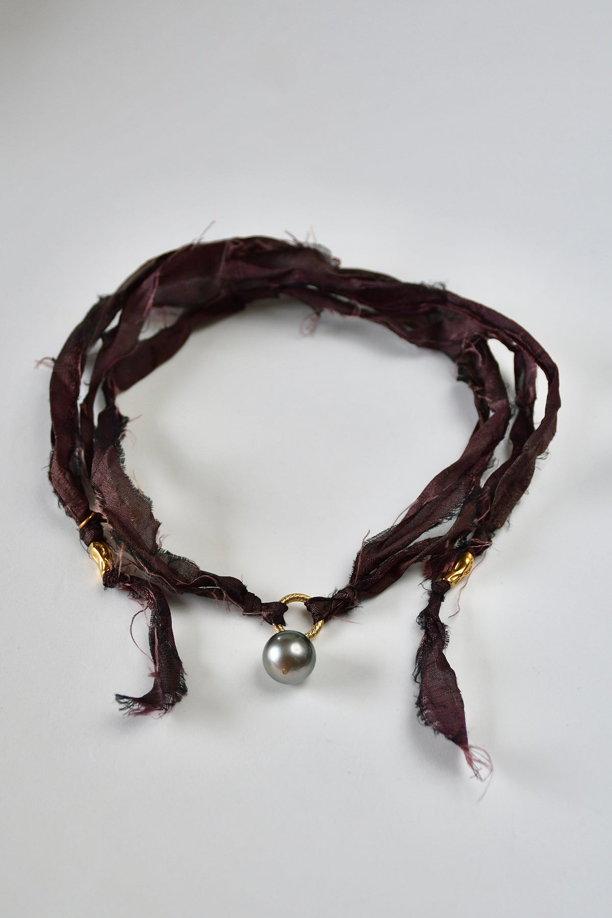 Collier perle de Tahiti sur ruban de soie — Le Mystère des Profondeurs