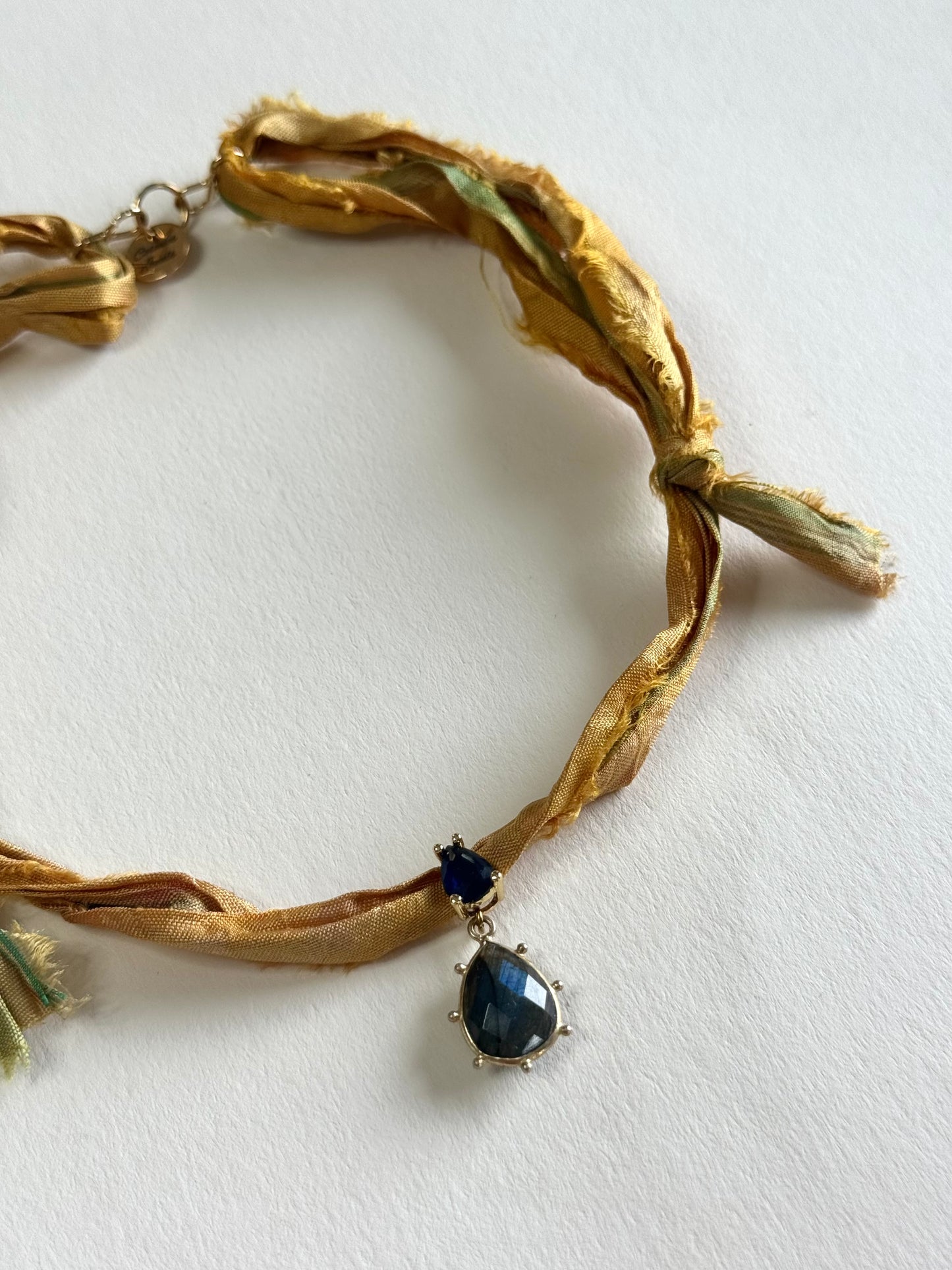 Collier Labradorite sur ruban de soie — Le bouclier des mages