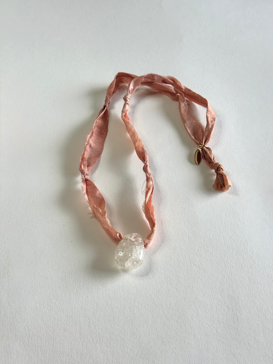 Collier Quartz craquelé sur ruban de soie — La Force Intérieure