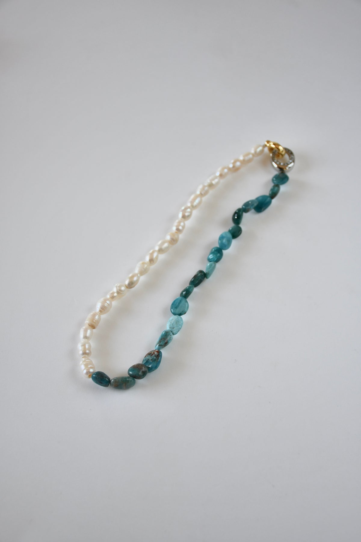 Collier Apatite & Perles d’eau douce — Clarté intérieure et expression alignée