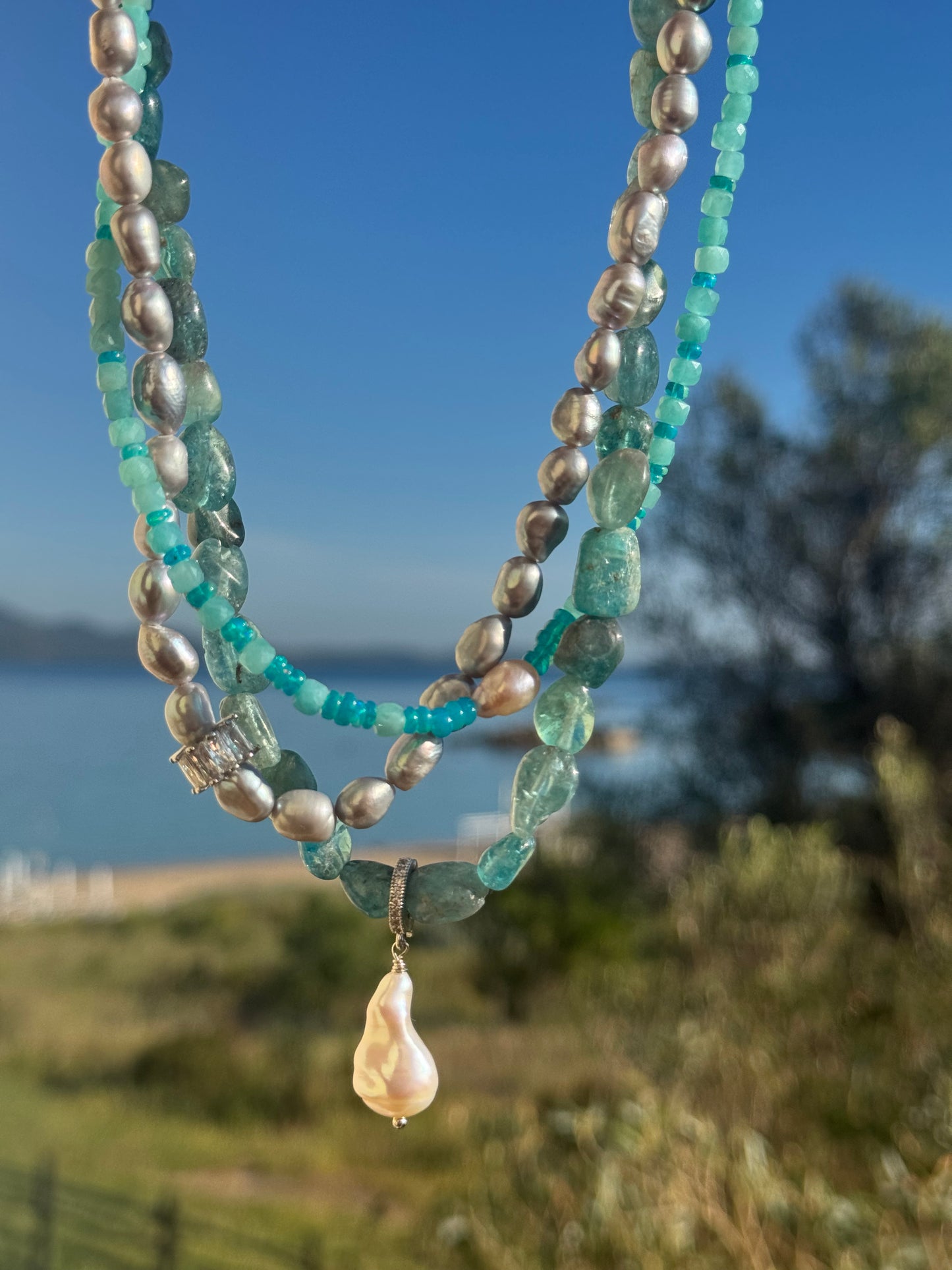 Collier Apatite & Perle d’eau douce — La voix de l’intuition