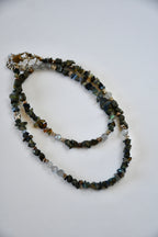 Collier opalescent, talisman – Opale noire d’Éthiopie, Pyrite et Labradorite | Protection, ancrage et lumière intérieure