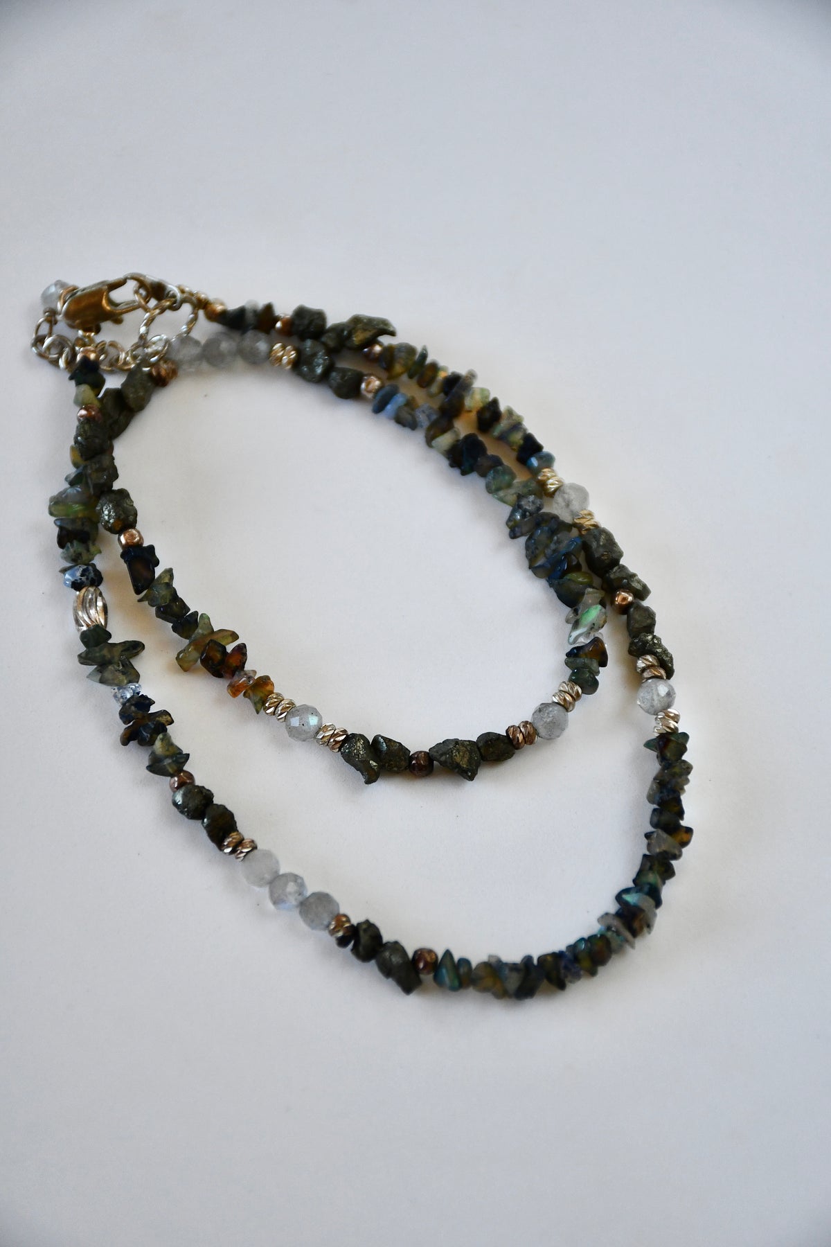 Collier opalescent, talisman – Opale noire d’Éthiopie, Pyrite et Labradorite | Protection, ancrage et lumière intérieure