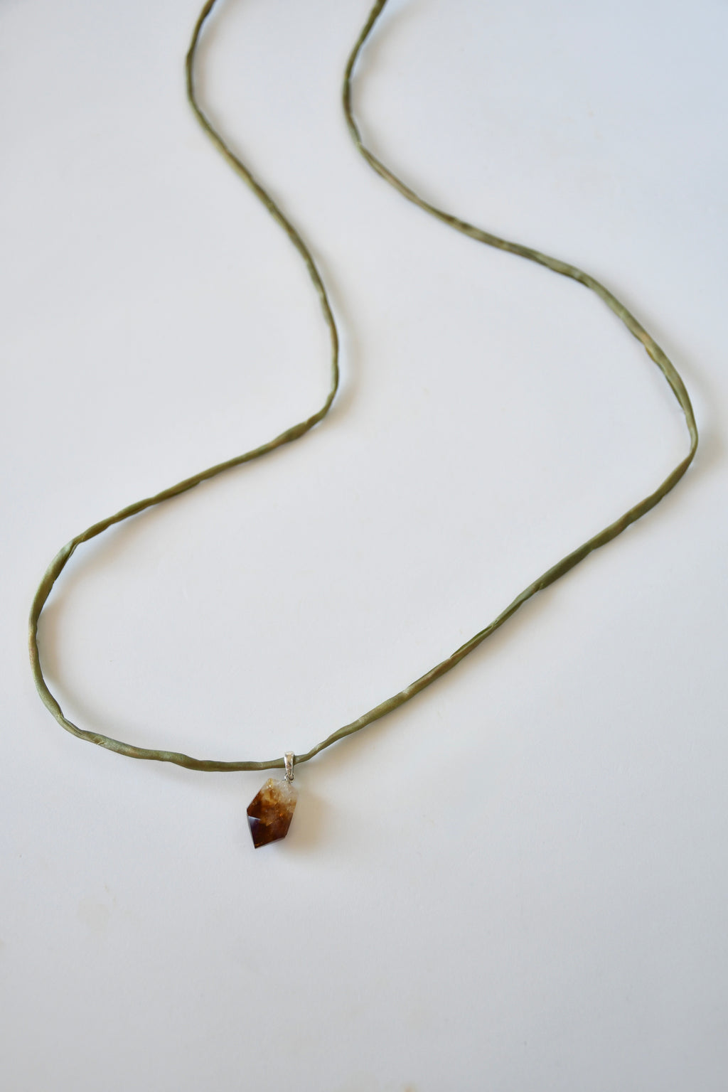Collier Citrine sur soie — La Lumière Solaire