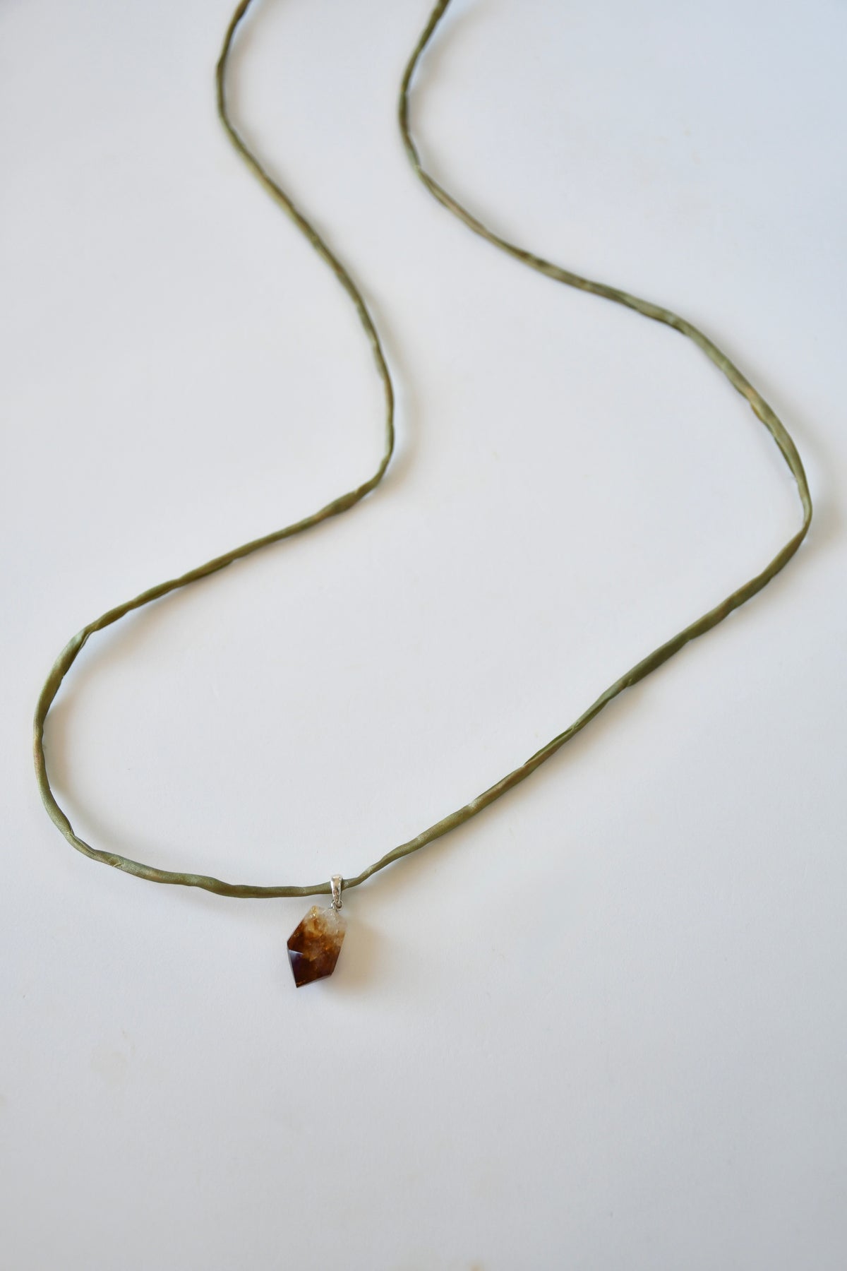 Collier Citrine sur soie — La Lumière Solaire
