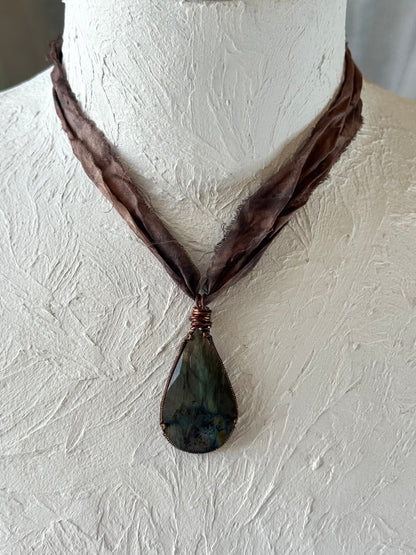 Collier Labradorite sertie Cuivre sur ruban de soie — Le Voile de Mystère