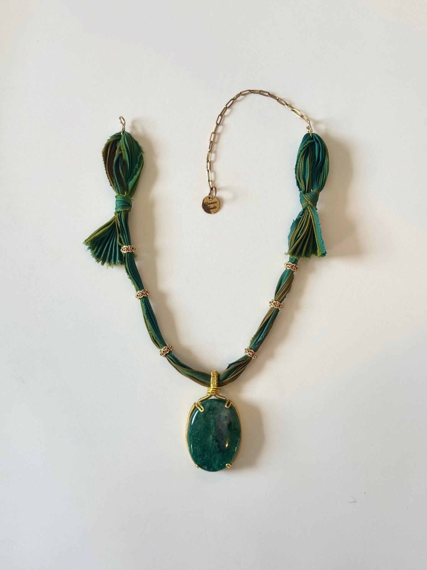 Collier Fuchsite sertie main sur soie