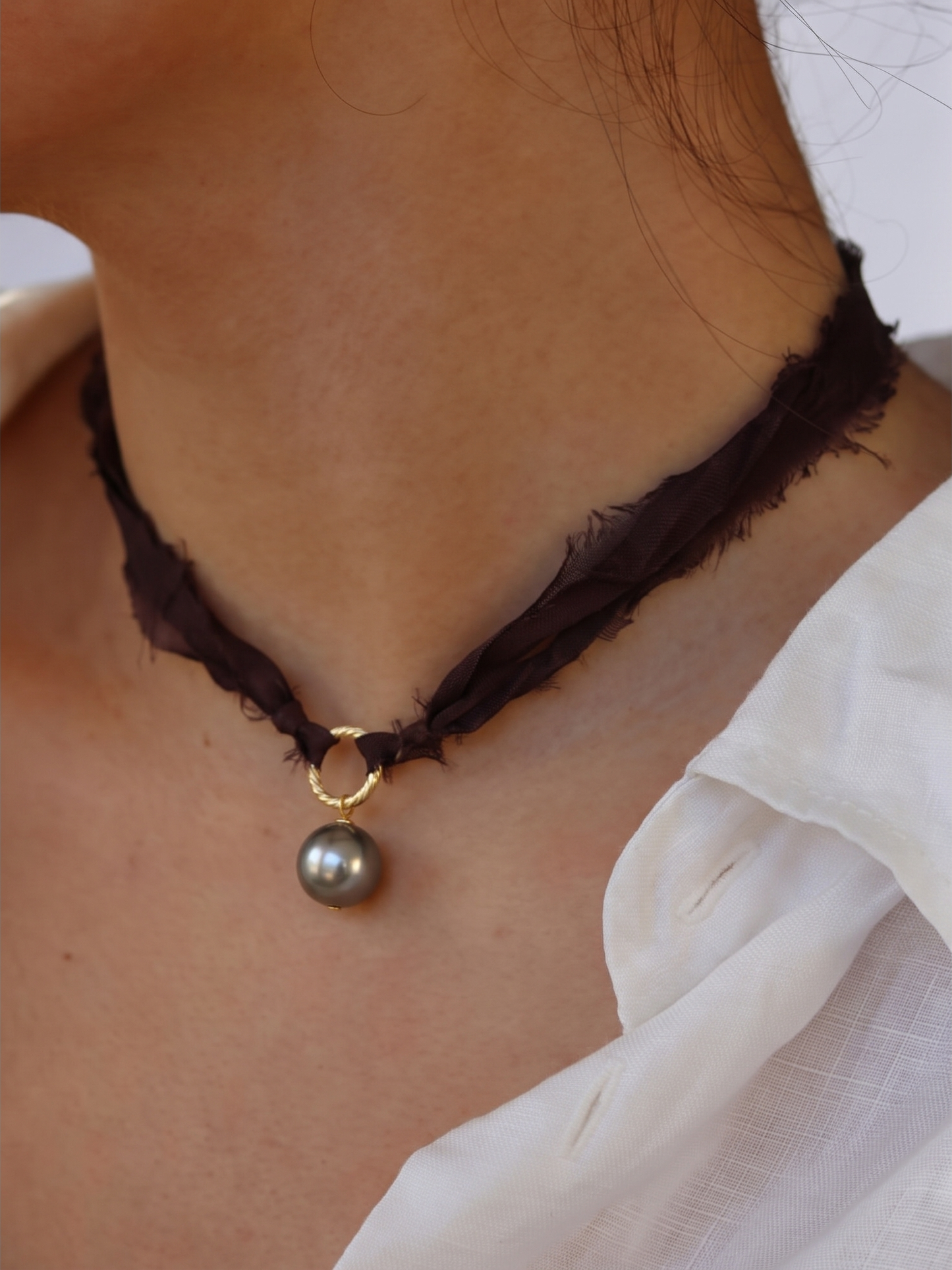 Collier perle de Tahiti sur ruban de soie — Le Mystère des Profondeurs
