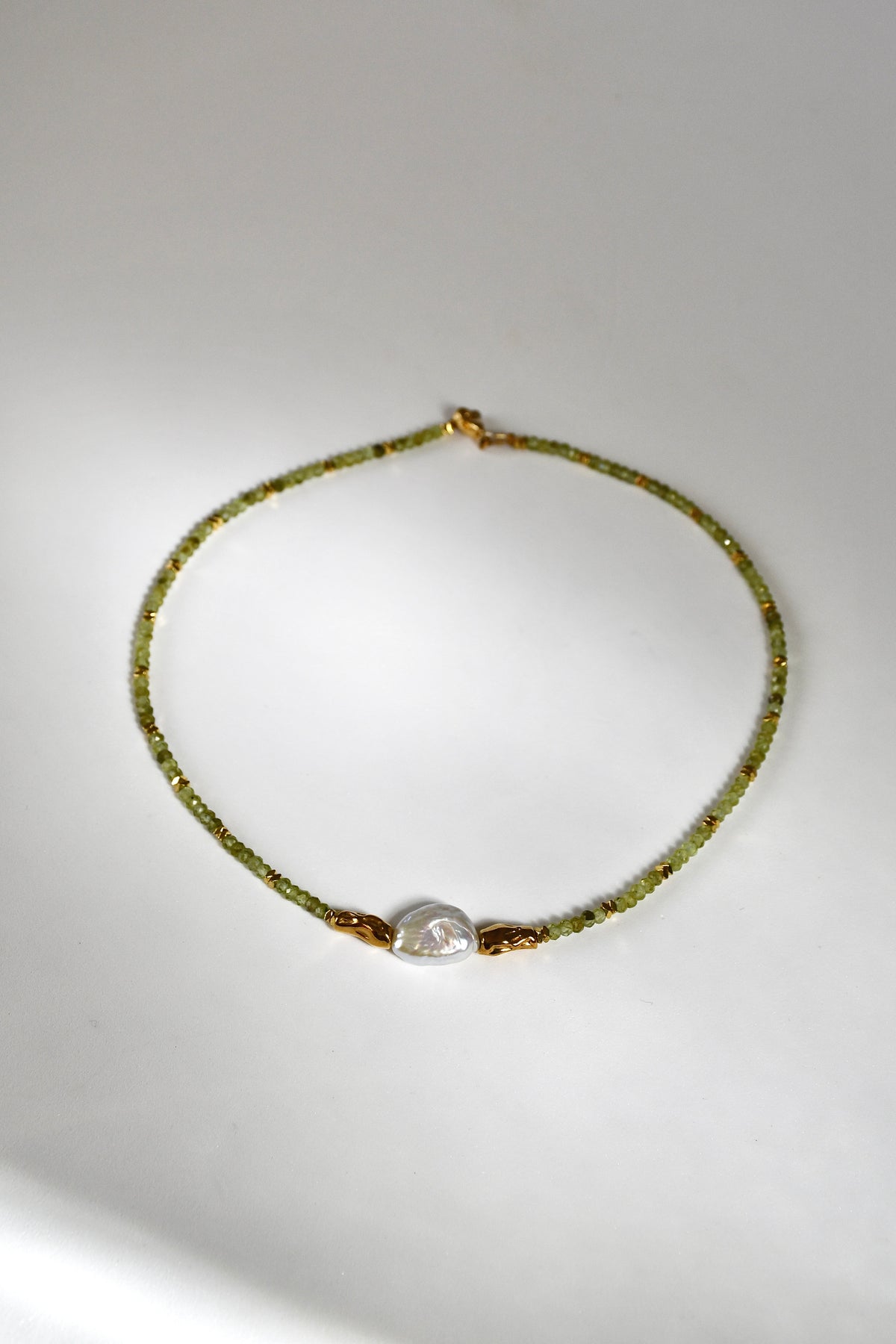 Collier perle d’eau douce & péridot – Sérénité et ancrage