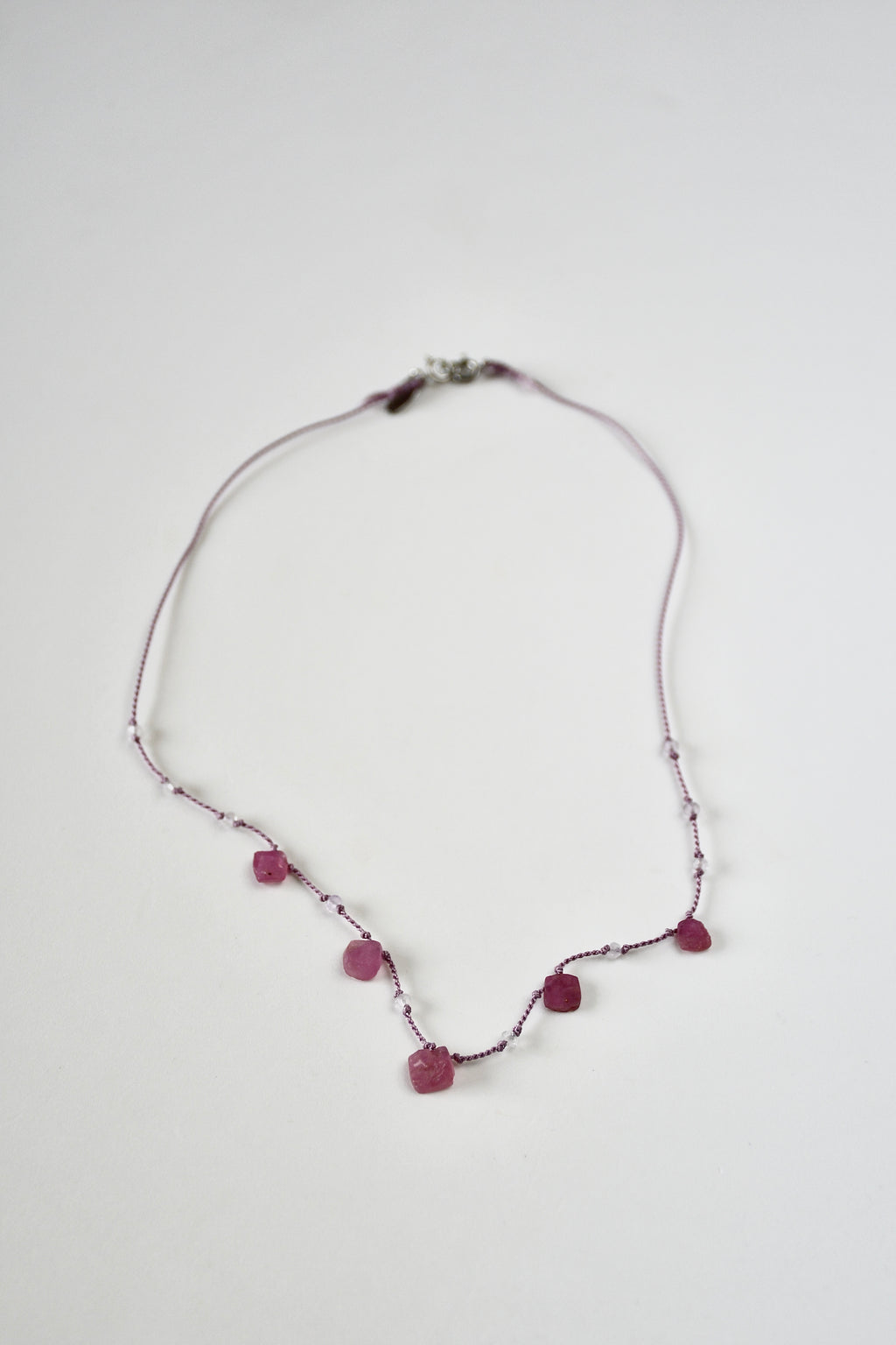 Collier Rubis brut & Améthyste lavande  sur soie