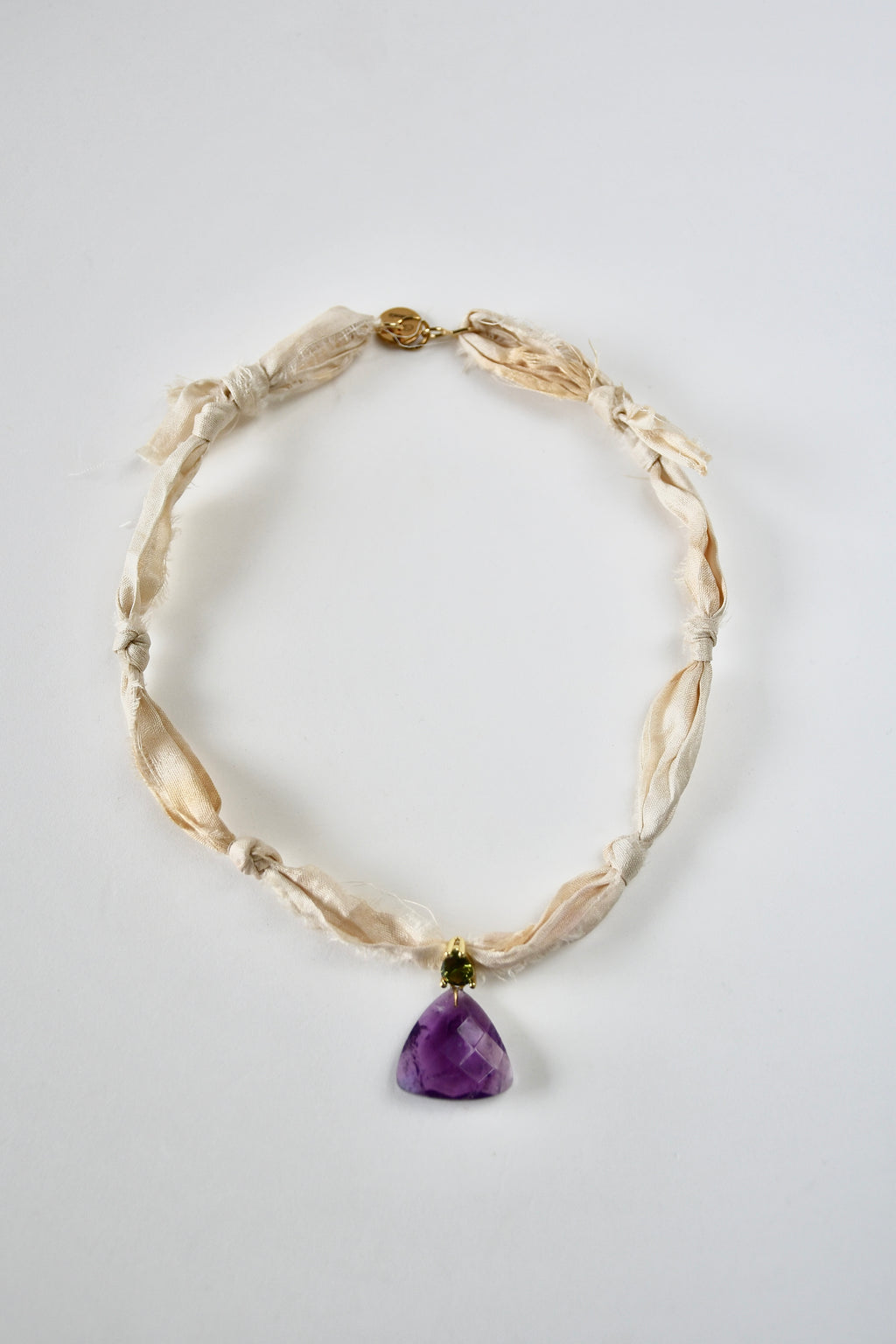 Amethyst-Halskette auf Seidenband – Die violette Krone