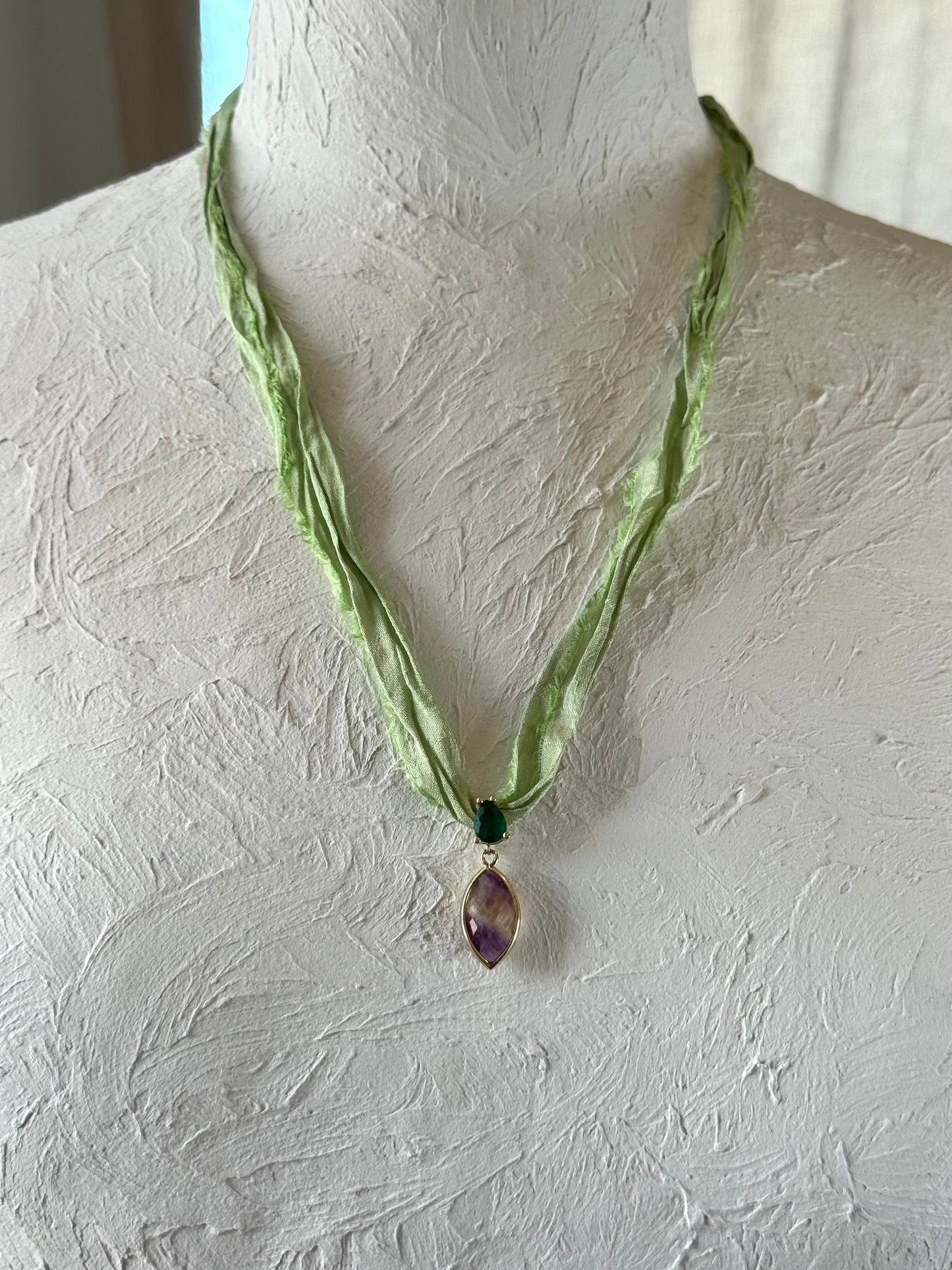 Collier Fluorite sur ruban de soie — L’arc-en-ciel minéral
