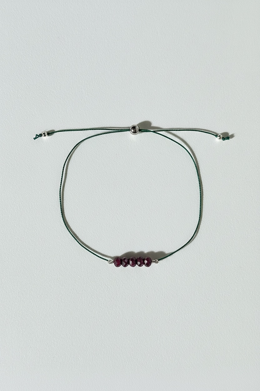 Divers bracelets sur fil de soie