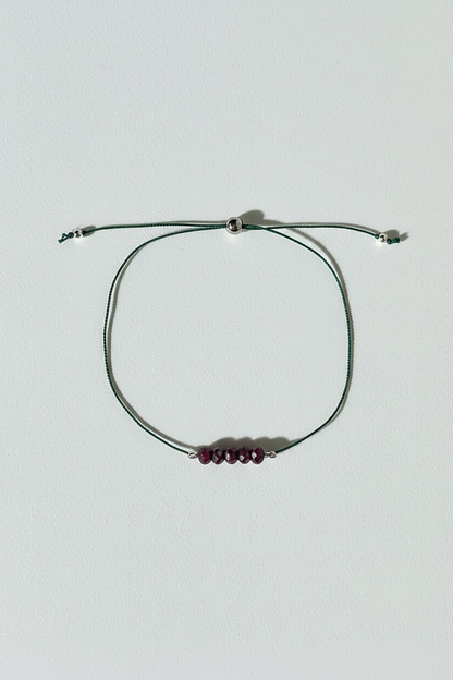 Divers bracelets sur fil de soie