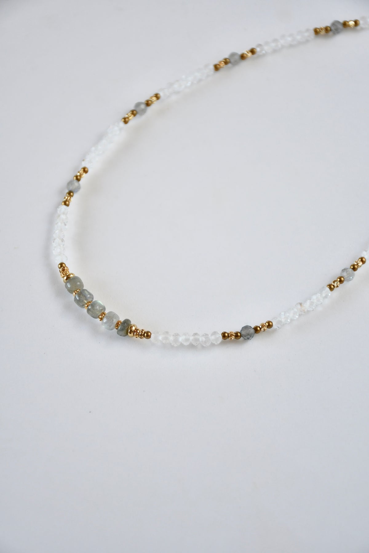 Collier fin cristal de roche & Labradorite – Clarté et protection
